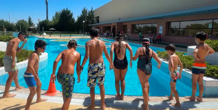 Chicos y chicas disfrutando de la piscina de leganés
