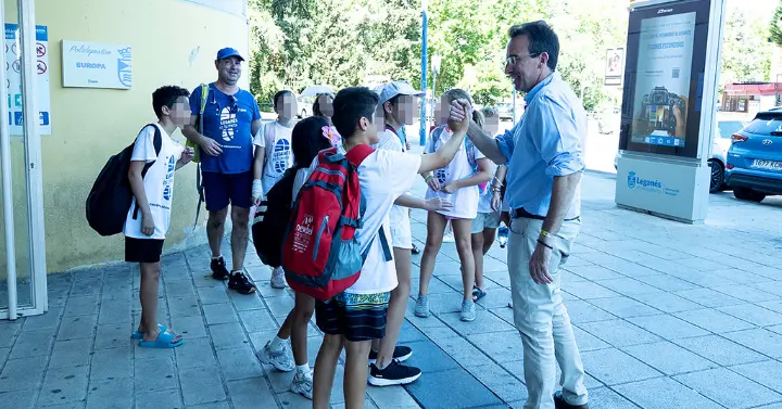 El Alcalde de Leganés saluda a los particimentes del campamento
