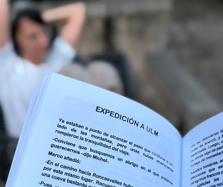 Un libro muestra un fragmento de la obra Expedición a Ulm